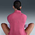 Playera de correr Dri-FIT UV de cierre de 1/4 para mujer Nike Swift