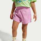 Conjunto de playera tipo jersey con gráfico y shorts de malla infantil Nike E1D1