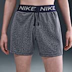 Shorts de fitness sin forro de tiro medio Dri-FIT de 13 cm para mujer Nike Attack