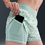 Shorts de correr Dri-FIT con estampado de tiro medio 2 en 1 para mujer Nike Swift