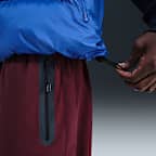 Ανδρικό αμάνικο μπουφάν Statement με πούπουλα Nike Windrunner