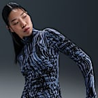 เสื้อวิ่งซิปสั้นกันยูวีพิมพ์ลายผู้หญิง Dri-FIT Nike Swift