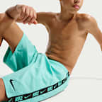 Shorts de playa o alberca con forro de ropa interior de 18 cm para niño talla grande Nike Swim Breaker Logo Tape