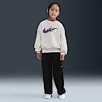 Conjunto de sudadera de cuello redondo sin cierre y pants cargo de French Terry para niños talla pequeña Nike