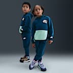 Conjunto de sudadera con gorro sin cierre y joggers de tejido Fleece para niños talla pequeña Nike