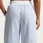 Pants de tejido Woven a rayas de tiro medio holgados para mujer Nike Sportswear Chill Poplin