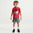 Playera con gráfico “Heat For Your Feet” para niño talla pequeña Nike