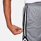 Shorts de básquetbol Dri-FIT de 15 cm para hombre Nike DNA