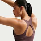 Camiseta de tirantes Nike Universa con bra deportivo con almohadilla de media sujeción para mujer