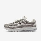 Chaussure Nike P-6000 SE pour femme - Off White/Noir/Cool Grey/Metallic Silver