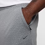 Pants de alto rendimiento Dri-FIT de pierna entallada con protección UV para hombre Nike Primary Fleece