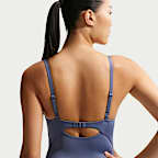 Traje de baño de una pieza con cuello en V Nike Swim Effortless Essential para mujer