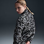 Chamarra de tejido Woven estampada y holgada de cierre completo y protección contra los rayos UV para mujer Nike Sportswear Windrunner