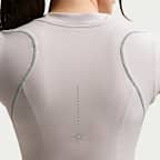 เสื้อวิ่ง Dri-FIT ADV ผู้หญิงพร้อมส่วนเน้นสะท้อนแสง Nike Swift