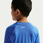 Conjunto de playera de manga larga y short para niño talla pequeña Nike Swim
