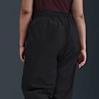 Joggers de tiro medio holgados con protección contra los rayos UV para mujer Nike Sportswear Classic Wovens (Talla grande)