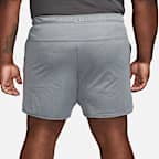 Shorts versátiles Dri-FIT de 18 cm sin forro para hombre Nike Totality