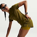 Löparshorts 2-i-1 Nike Swift Dri-FIT med medelhög midja för kvinnor