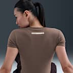 Slank Nike Sportswear-croptop til kvinder