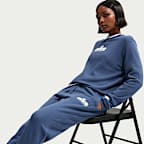 Pantaloni a vita media con grafica Nike Sportswear Club Fleece – Donna