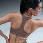 Nike Swoosh 中度支撐型女款襯墊運動內衣