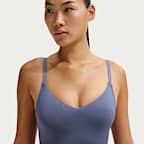 Traje de baño de una pieza con cuello en V Nike Swim Effortless Essential para mujer