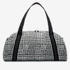 กระเป๋าดัฟเฟิลลายเพลด Nike Gym Club (24 ล.)