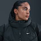 Nike Sportswear Windpuffer weite Storm-FIT-Puffer-Jacke mit Kapuze und Daunenfüllung (Damen)