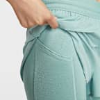 กางเกงวิ่งขาสั้นเอวปานกลางแบบ 2-in-1 ผู้หญิง Nike Swift