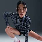 เสื้อวิ่งซิปสั้นกันยูวีพิมพ์ลายผู้หญิง Dri-FIT Nike Swift