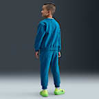 Conjunto de 2 piezas con pants Novelty para niños talla pequeña Nike Glow With Me
