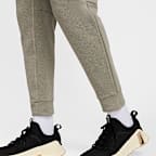 Joggers de alto rendimiento Dri-FIT con protección UV para hombre Nike Primary Fleece