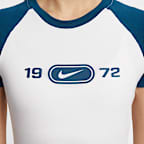 ナイキ スポーツウェア チル ニット ウィメンズ スリム グラフィック Tシャツ