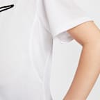 Playera con gráfico para niños talla pequeña Nike Dri-FIT