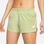 กางเกงวิ่งขาสั้นเอวปานกลางมีซับในผู้หญิง Nike Dri-FIT Swoosh Run