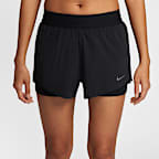 กางเกงวิ่งขาสั้นเอวปานกลางแบบ 2-in-1 ผู้หญิง Nike Swift