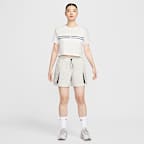 เสื้อยืดเอวลอยทรงหลวมผู้หญิง Nike Sportswear Club