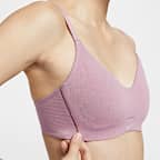 สปอร์ตบราผู้หญิงซัพพอร์ตระดับต่ำเสริมฟองน้ำดีไซน์ปรับเปลี่ยนได้ Nike Alate Minimalist