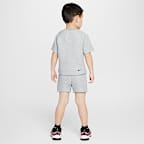 Conjunto de playera y shorts Tech Fleece para infantil Nike