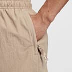 กางเกงขาสั้นผู้ชายแบบทอ Nike Solo Swoosh