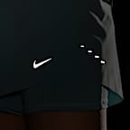 กางเกงวิ่งขาสั้นเอวปานกลางแบบ 2-in-1 ผู้หญิง Nike Swift