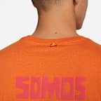 เสื้อยืดผู้ชาย Nike Sportswear Somos Familia
