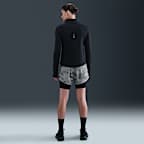 Shorts de correr con diseño reflejante de tiro medio 2 en 1 para mujer Nike Swift