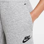 Conjunto de playera y shorts de Tech Fleece para niños talla pequeña Nike