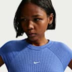 Playera de manga corta de tela de canalé ajustada para mujer Nike Sportswear Chill Knit