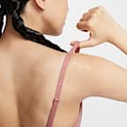 สปอร์ตบราผู้หญิงซัพพอร์ตระดับต่ำเสริมฟองน้ำดีไซน์ปรับเปลี่ยนได้ Nike Alate Minimalist