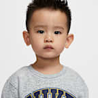 Nike Sportswear Toddler P.E. Sudadera de cuello redondo con gráfico