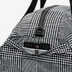 กระเป๋าดัฟเฟิลลายเพลด Nike Gym Club (24 ล.)