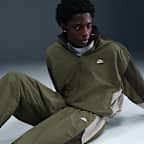 Pánské tkané sportovní kalhoty Nike Club ve volnějším střihu