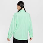 เสื้อเชิ้ตติดกระดุมลายทางผ้าแจ็คการ์ดโอเวอร์ไซส์ผู้หญิง Nike Sportswear